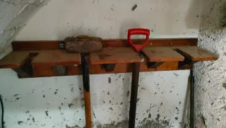 Soporte antiguo de madera para herramientas