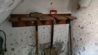 Soporte antiguo de madera para herramientas