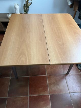 Mesa extensible con dos sillas a juego