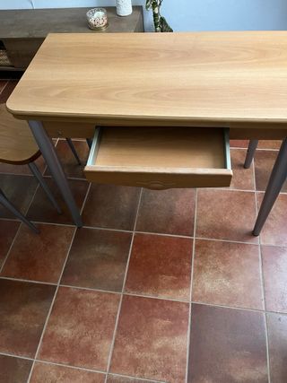 Mesa extensible con dos sillas a juego