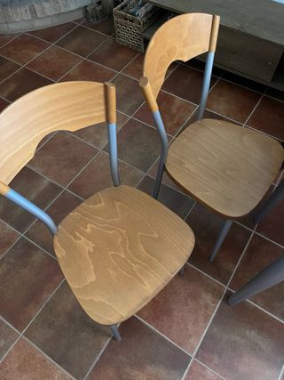 Mesa extensible con dos sillas a juego