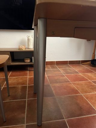 Mesa extensible con dos sillas a juego