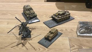 Maquetas de vehículos militares y moto