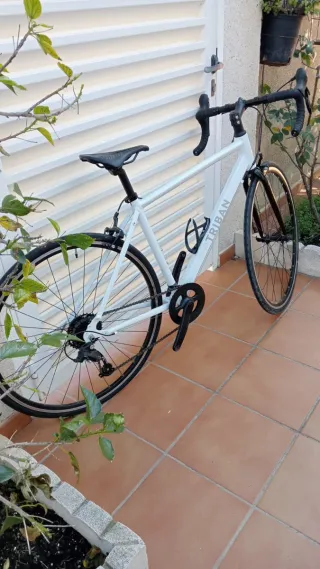 Bicicleta de carretera blanca Triban, Talla S