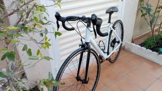Bicicleta de carretera blanca Triban, Talla S