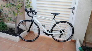 Bicicleta de carretera blanca Triban, Talla S