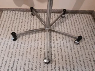 Perchero redondo con ruedas ideal para tiendas