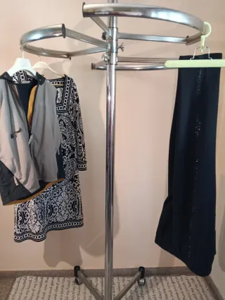 Perchero redondo con ruedas ideal para tiendas