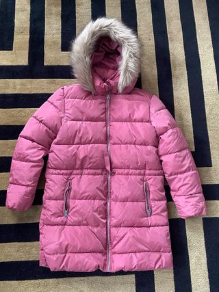 Abrigo plumífero rosa con gorro