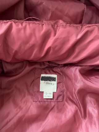 Abrigo plumífero rosa con gorro