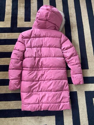 Abrigo plumífero rosa con gorro