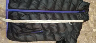 Chaqueta acolchada negra con detalles morados