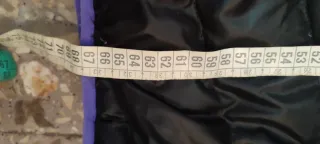 Chaqueta acolchada negra con detalles morados