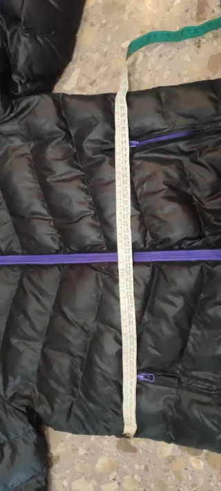 Chaqueta acolchada negra con detalles morados