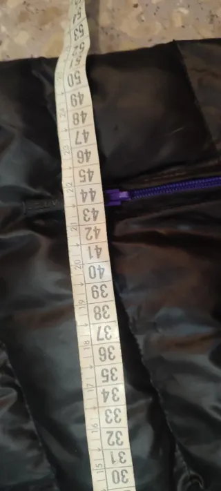 Chaqueta acolchada negra con detalles morados