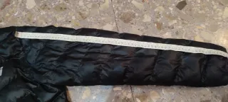 Chaqueta acolchada negra con detalles morados