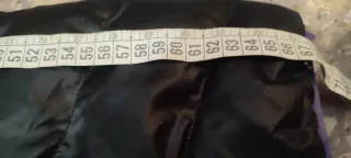 Chaqueta acolchada negra con detalles morados