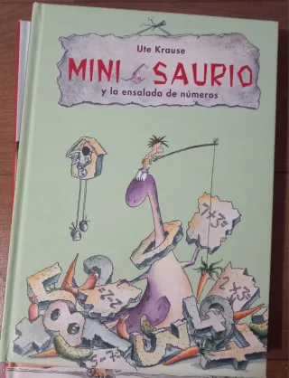 5. MINI SAURIO se baña (Spanish Edition)