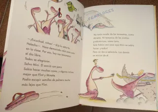 5. MINI SAURIO se baña (Spanish Edition)