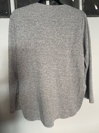 Camiseta gris con flamencos rosas