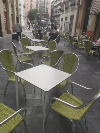 Sillas de terraza metálicas y mimbre