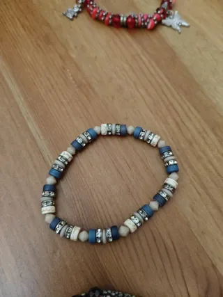 Pulseras elásticas con abalorios