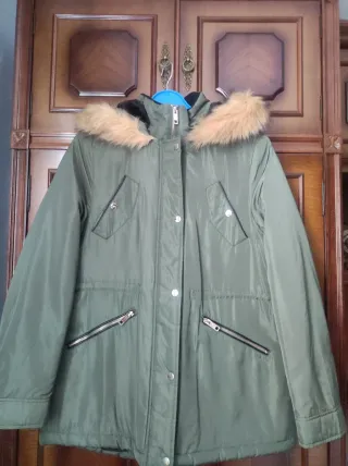 Parka verde militar con capucha y pelo