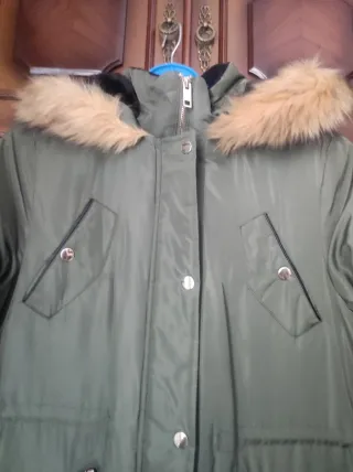 Parka verde militar con capucha y pelo