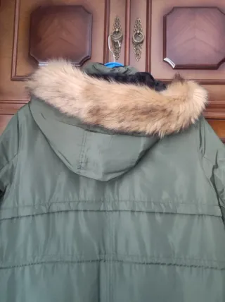 Parka verde militar con capucha y pelo