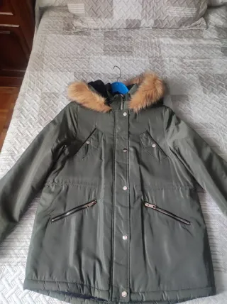 Parka verde militar con capucha y pelo