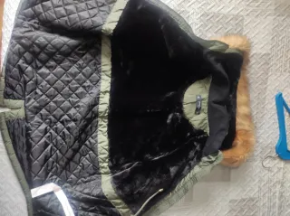 Parka verde militar con capucha y pelo