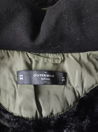 Parka verde militar con capucha y pelo