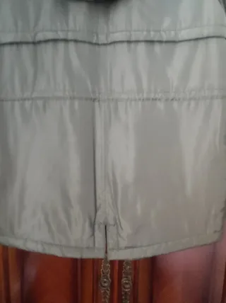 Parka verde militar con capucha y pelo