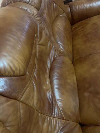 Sofá de piel marrón