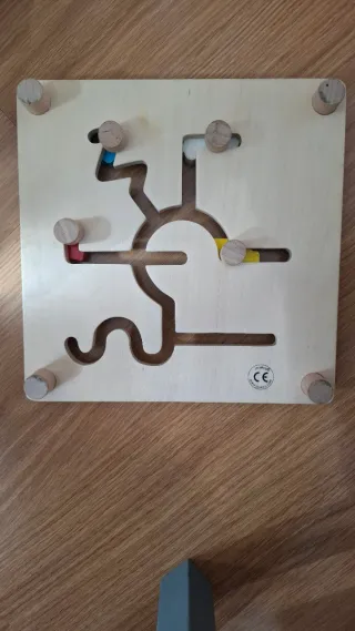 Laberinto de madera con coches