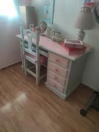 Escritorio y silla infantil rosa y cris