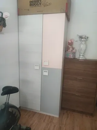 Escritorio y silla infantil rosa y cris