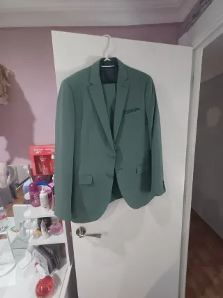 Vestido fiesta y traje hombre