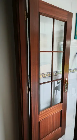 Puerta madera sepeli y cristal