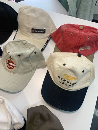 Lote de gorras variadas