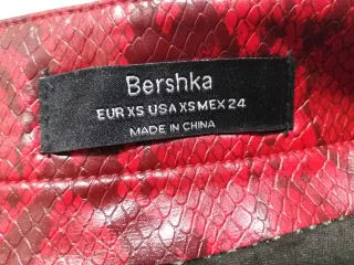 OFERTA Bershka Minifalda roja Talla XS