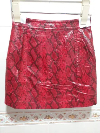 OFERTA Bershka Minifalda roja Talla XS