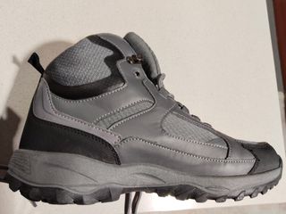 Botas de montaña grises y negras de marca Boriken