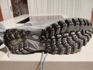 Botas de montaña grises y negras de marca Boriken