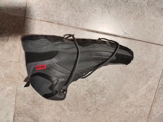 Botas de montaña grises y negras de marca Boriken