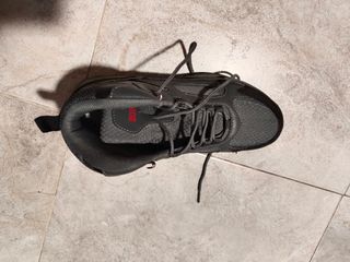 Botas de montaña grises y negras de marca Boriken