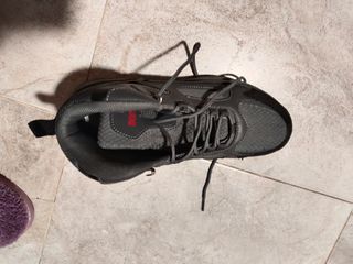 Botas de montaña grises y negras de marca Boriken