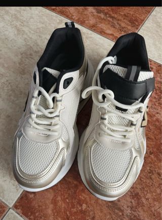 Zapatillas deportivas doradas y blancas