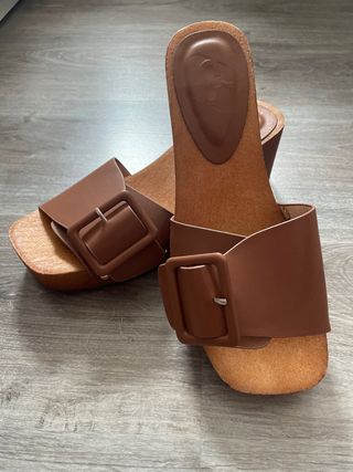 Zuecos de madera con hebilla