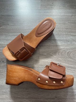 Zuecos de madera con hebilla